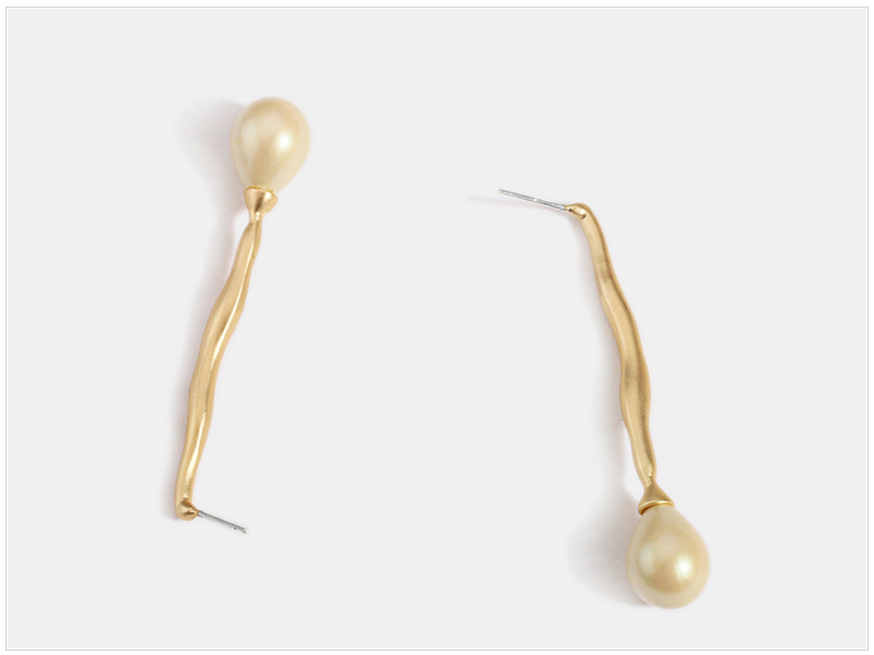 Simple pearl earrings