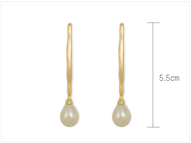 Simple pearl earrings