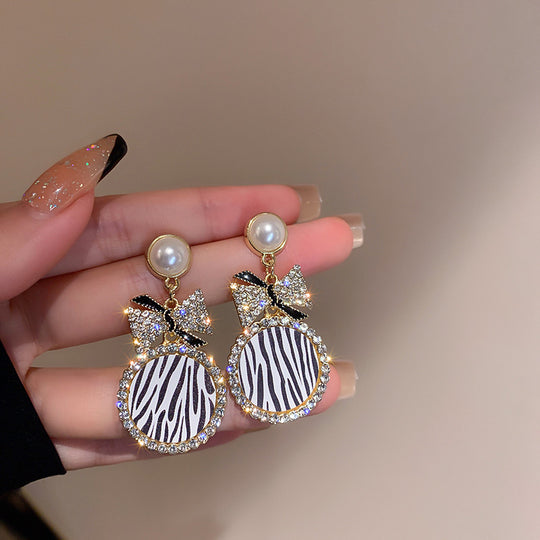 Fashion Personality Diamond Pearl Striped Bow Earrings